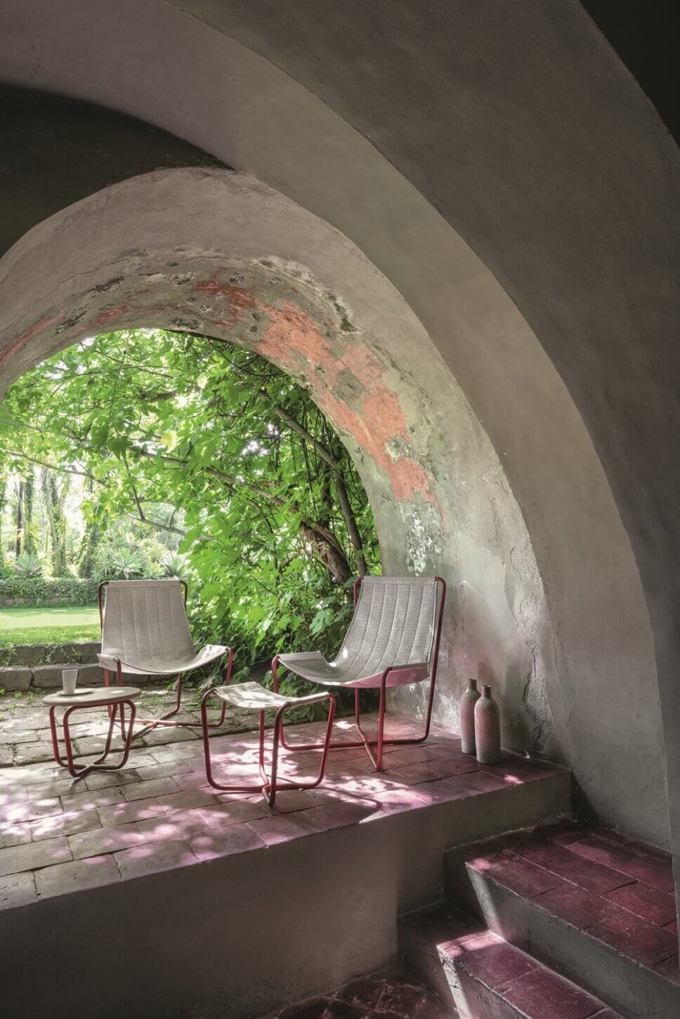 Moderne Gartensessel auf Balkon