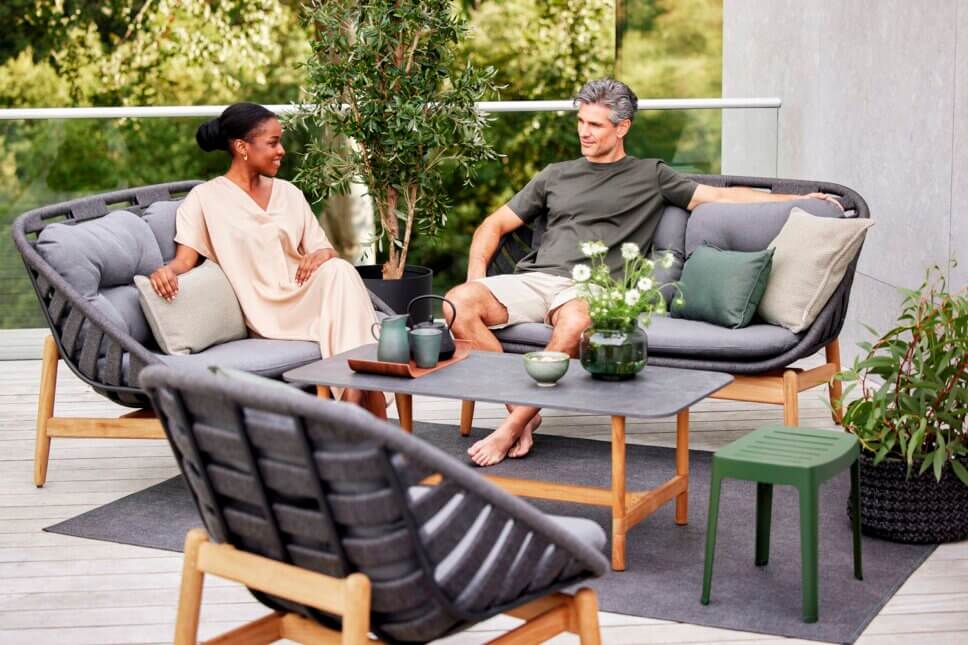 Moderne Gartensessel und Outdoorsofa auf Balkon