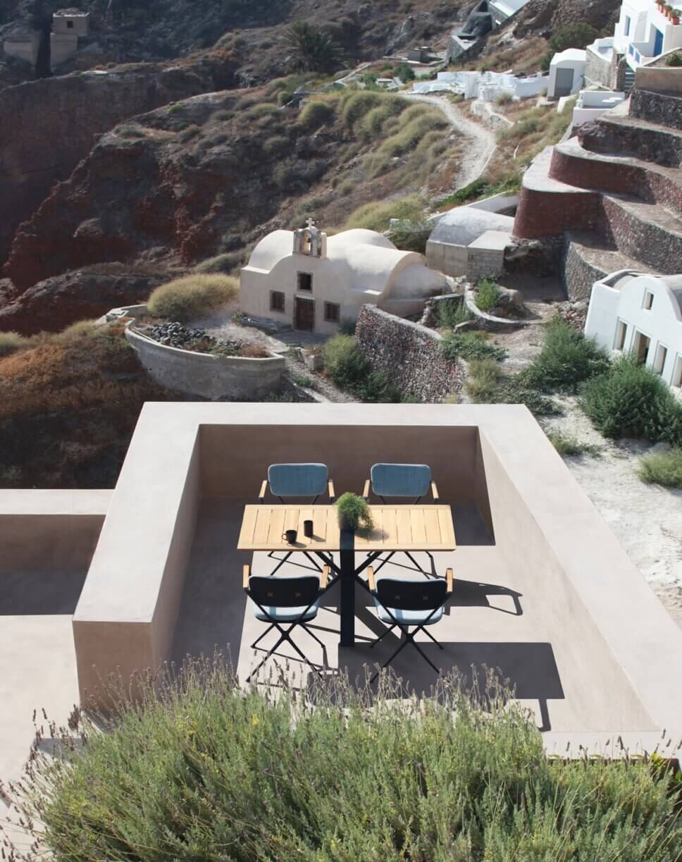 Moderner Gartentisch und Stühle auf Balkon