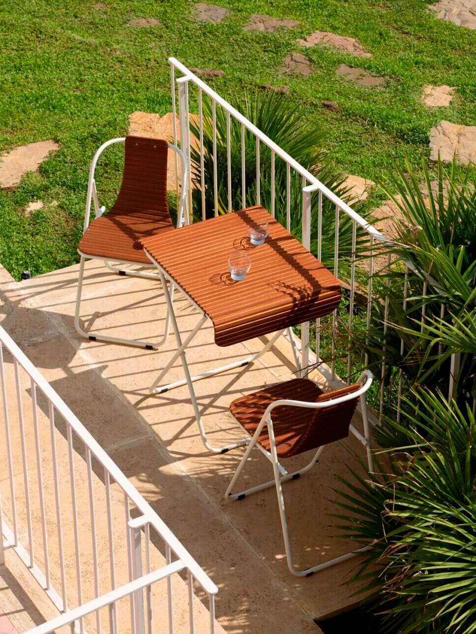 Moderner Gartentisch und Stühle auf Balkon