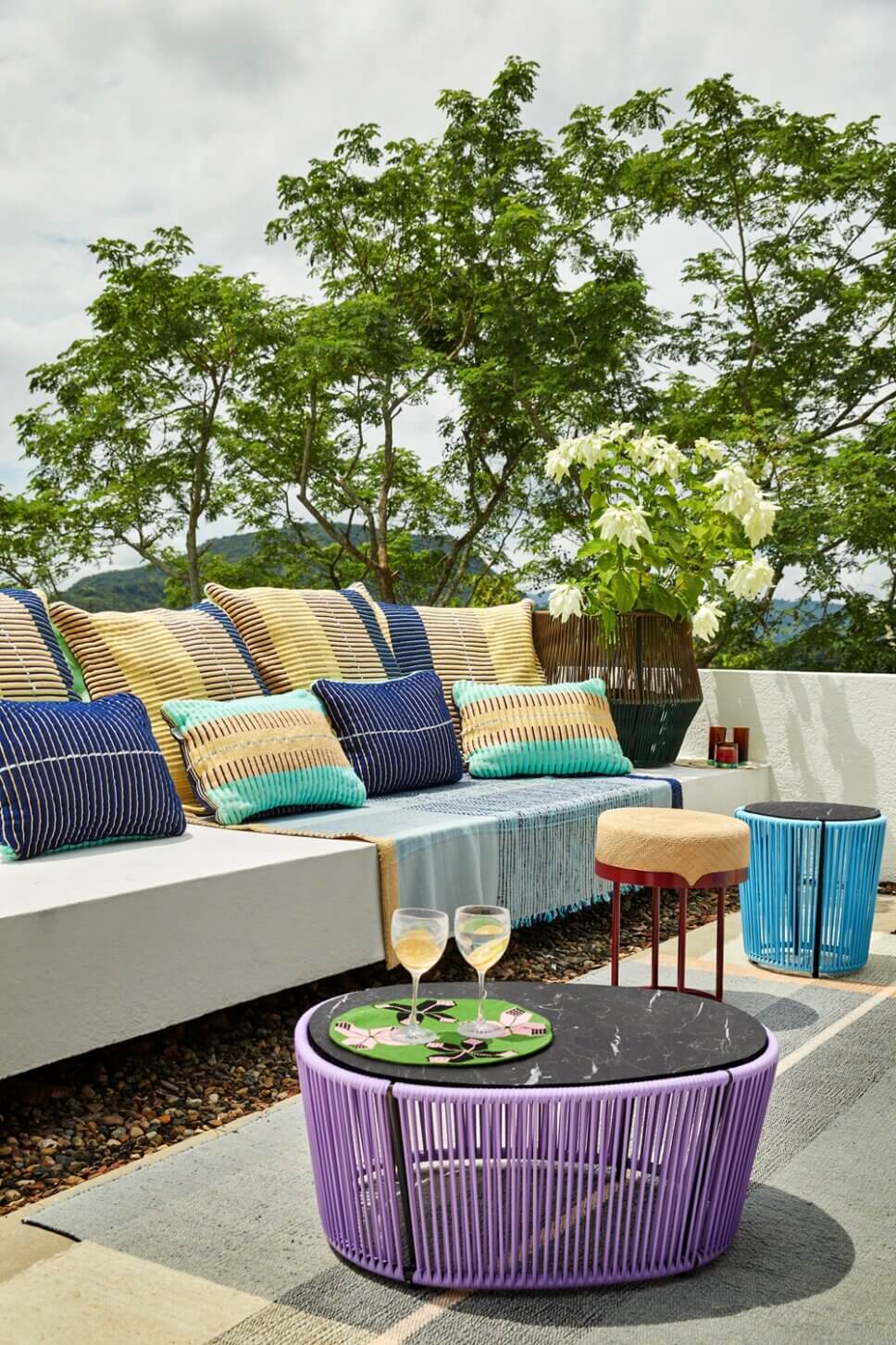 Modernes Gartensofa auf Balkon