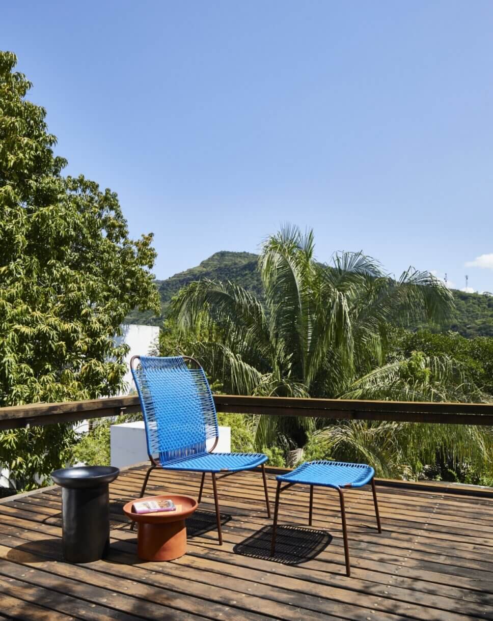 Moderner Gartensessel auf Balkon