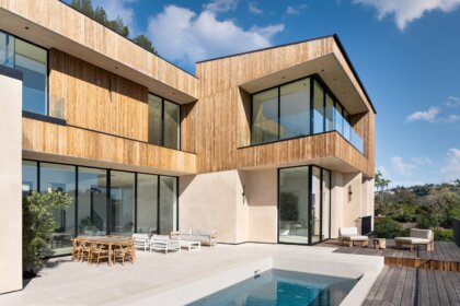 Moderne Villa mit Holzfassade und Pool