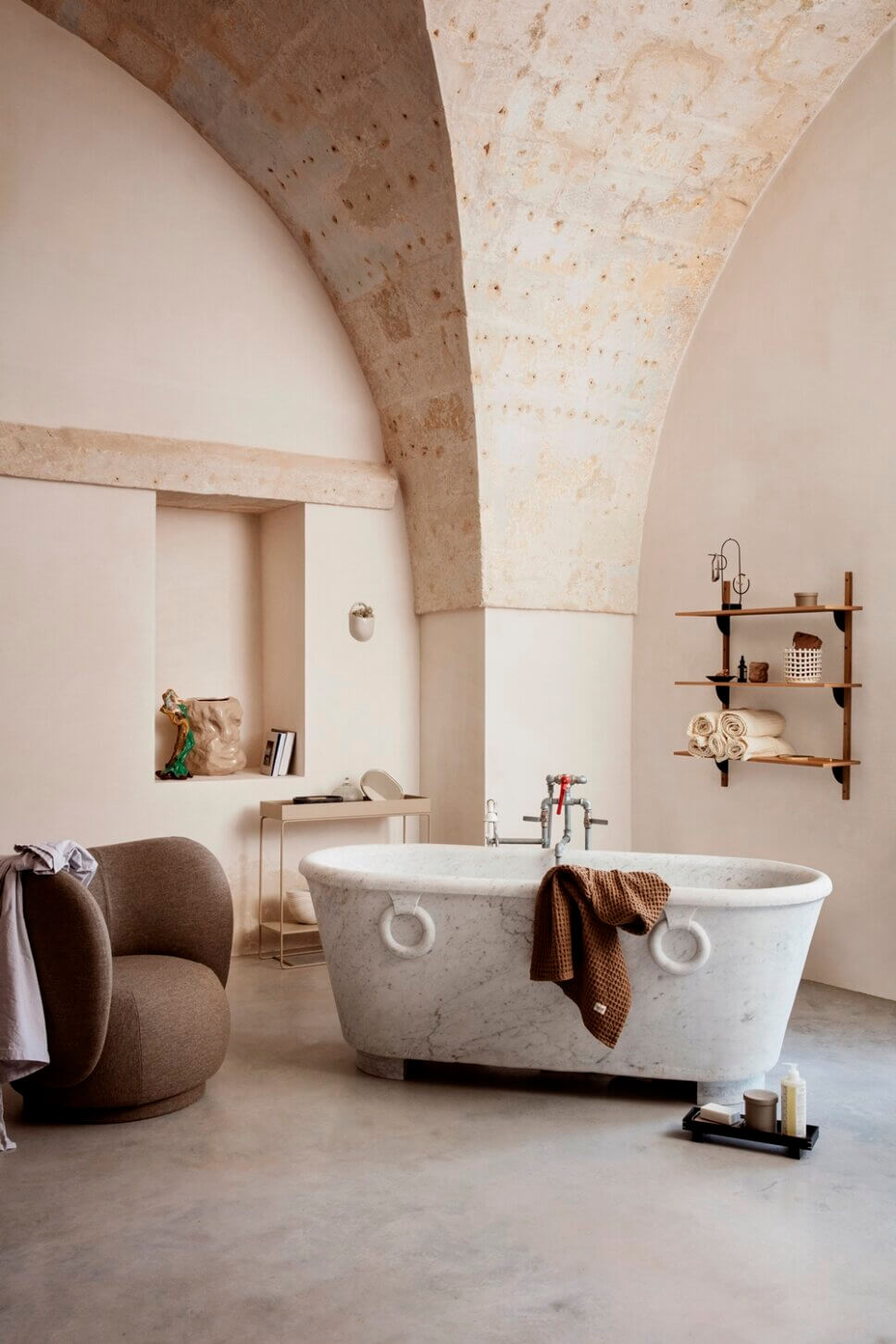 Pflanzkasten / Blumenbank dekoriert mit Kosmetika im Badezimmer