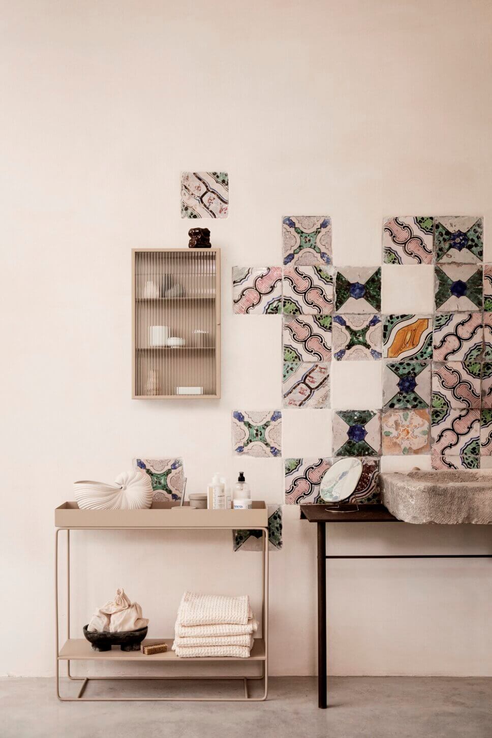 Pflanzkasten / Blumenbank dekoriert mit Kosmetika im Badezimmer