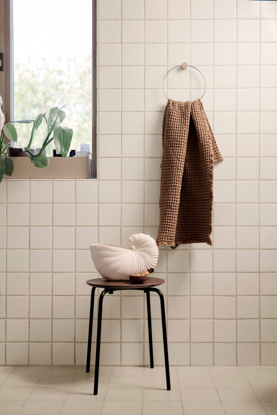 Pflanzkasten / Blumenbank dekoriert mit bepflanztem Blumentopf im Badezimmer