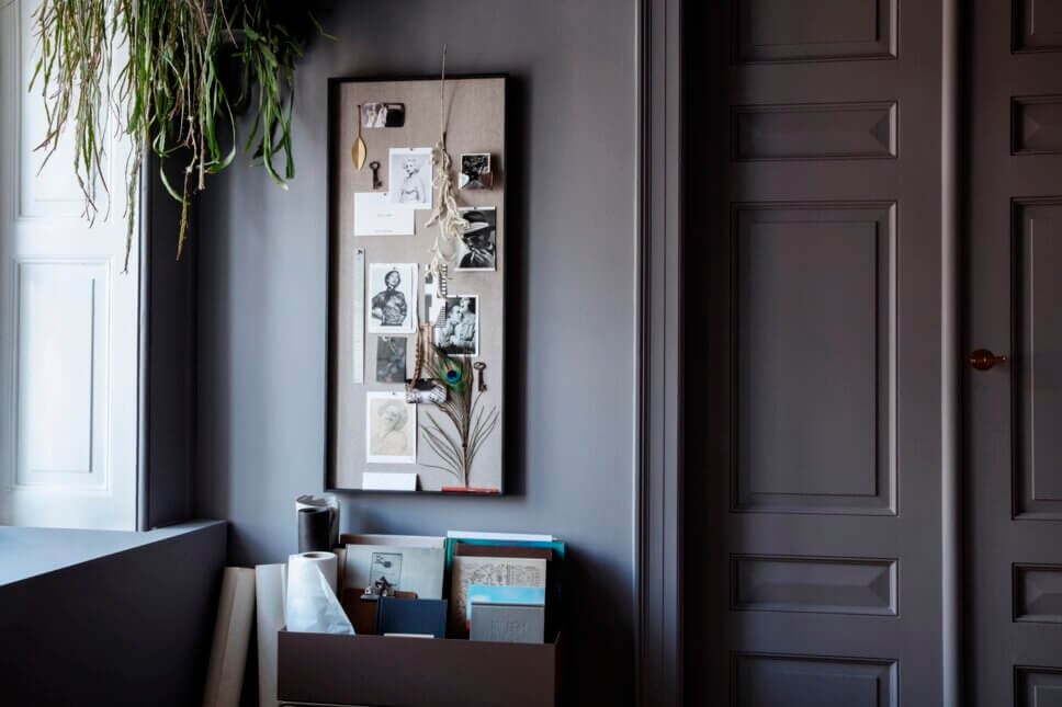 Pflanzkasten / Blumenbank dekoriert mit Büchern