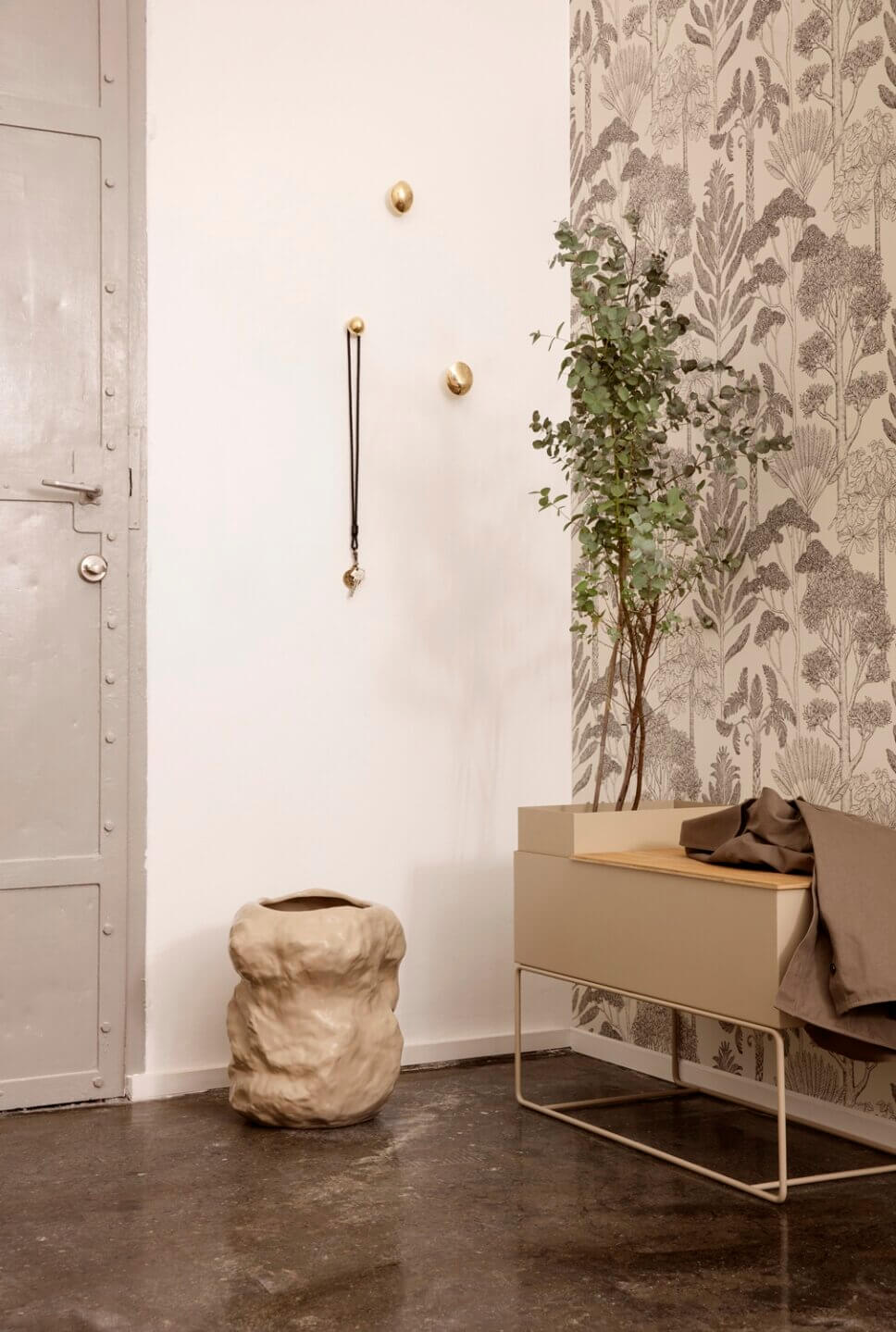 Pflanzkasten / Blumenbank dekoriert mit bepflanztem Blumentopf und Tablett