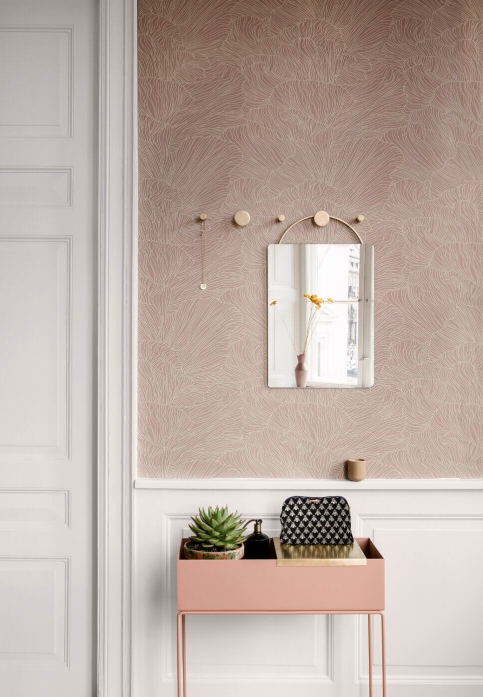 Pflanzkasten / Blumenbank dekoriert mit bepflanztem Blumentopf und Tablett