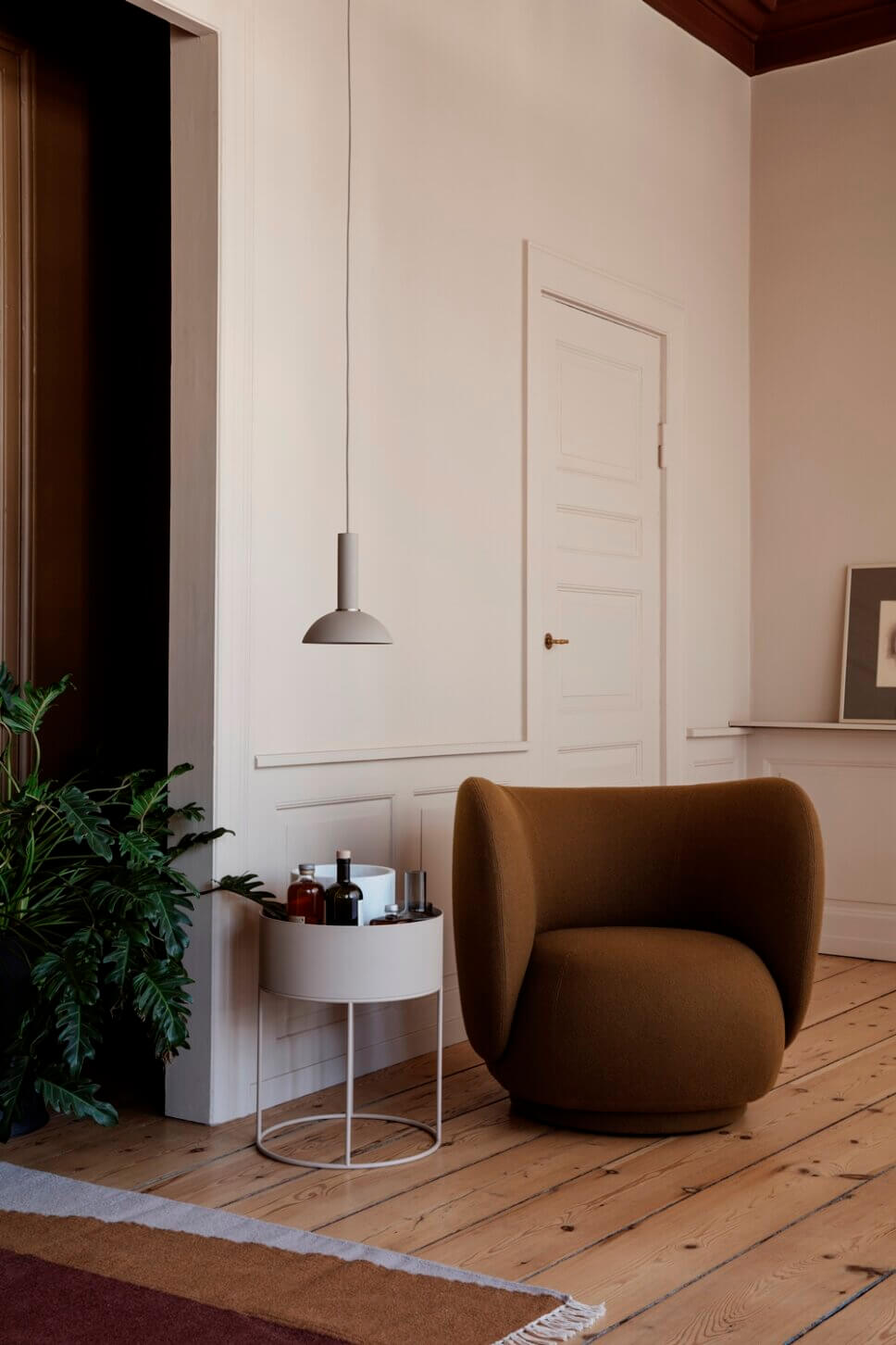 Pflanzkasten / Blumenbank dekoriert mit Alhoholflaschen und Gläsern als Hausbar