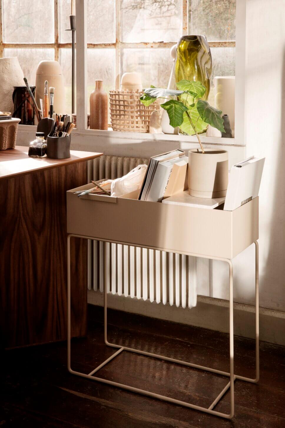 Pflanzkasten / Blumenbank dekoriert mit bepflanztem Blumentopf und Büchern