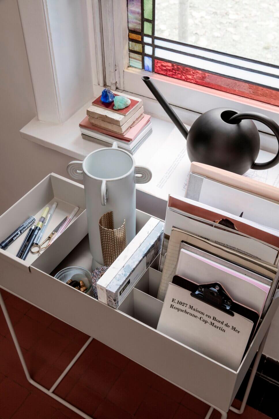 Pflanzkasten / Blumenbank dekoriert Vase und Büchern