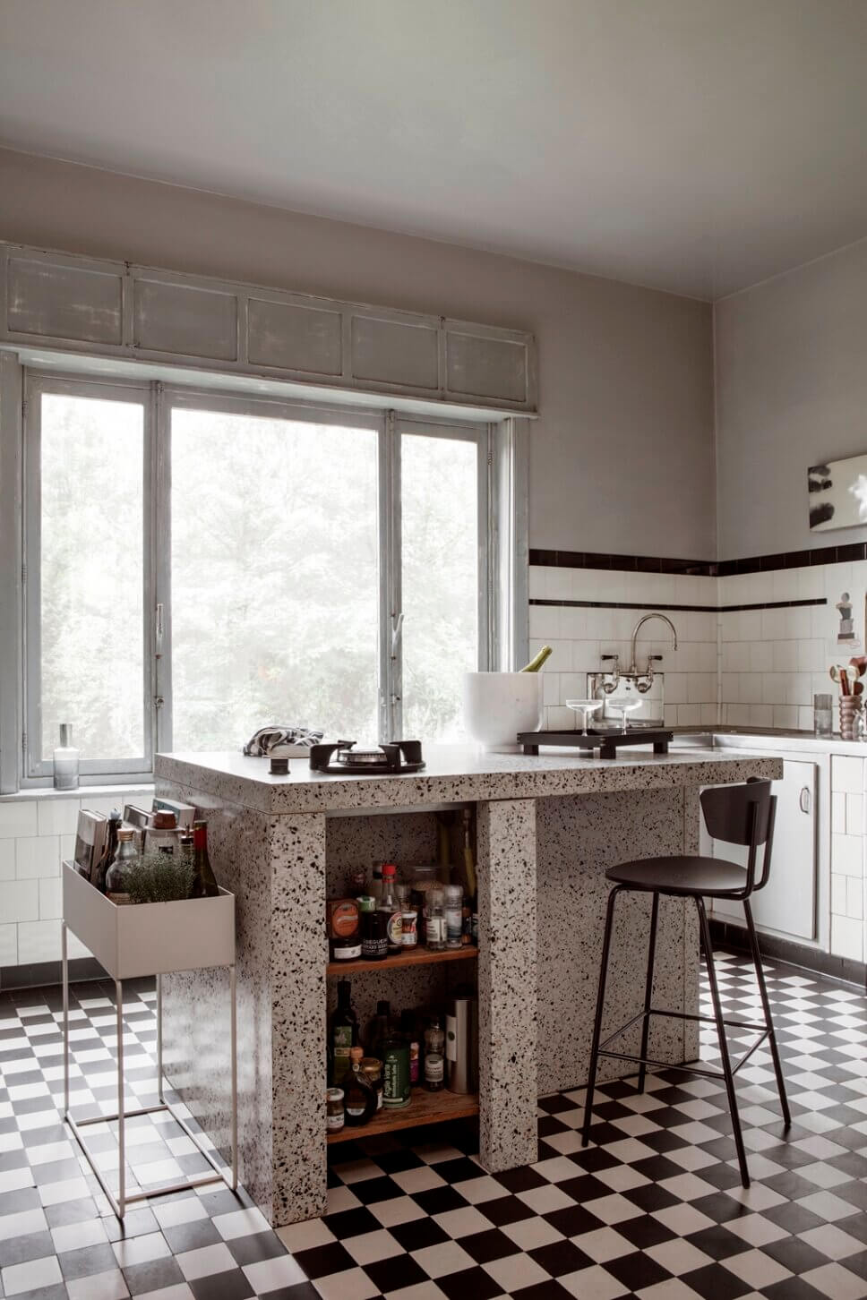 Pflanzkasten / Blumenbank dekoriert mit Kochbüchern und Ölflaschen in der Küche