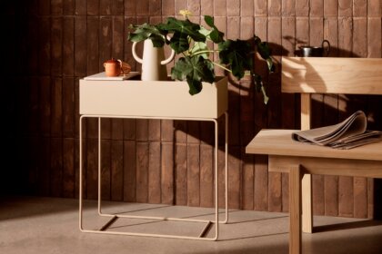 Pflanzkasten / Blumenbank dekoriert mit bepflanztem Blumentopf und Tablett