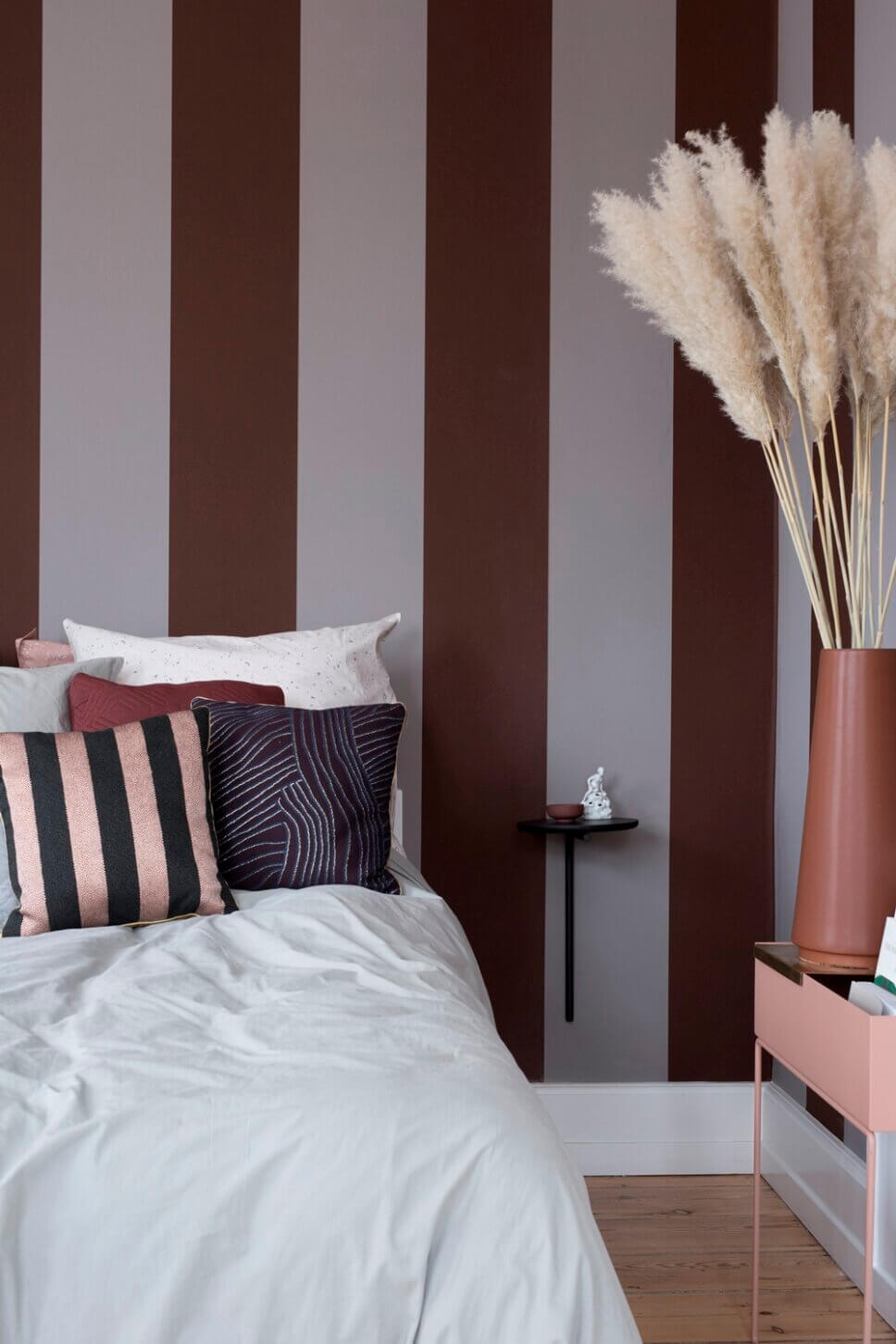 Pflanzkasten / Blumenbank dekoriert mit Vase und Büchern im Schlafzimmer