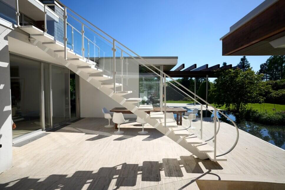 Moderne Villa aus den 60er Jahren mit großer Terrasse und Garten