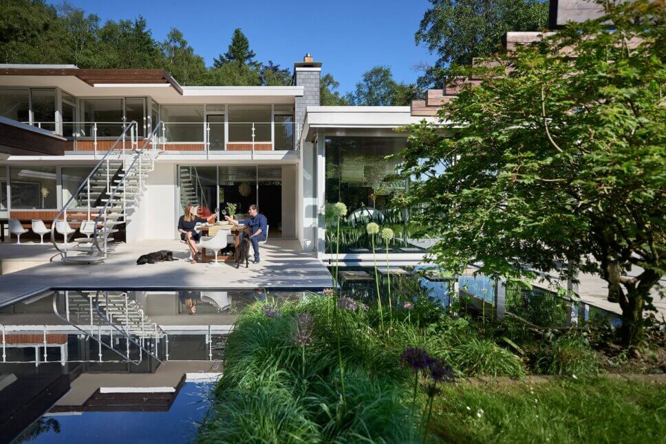 Moderne Villa aus den 60er Jahren mit großer Terrasse und Garten