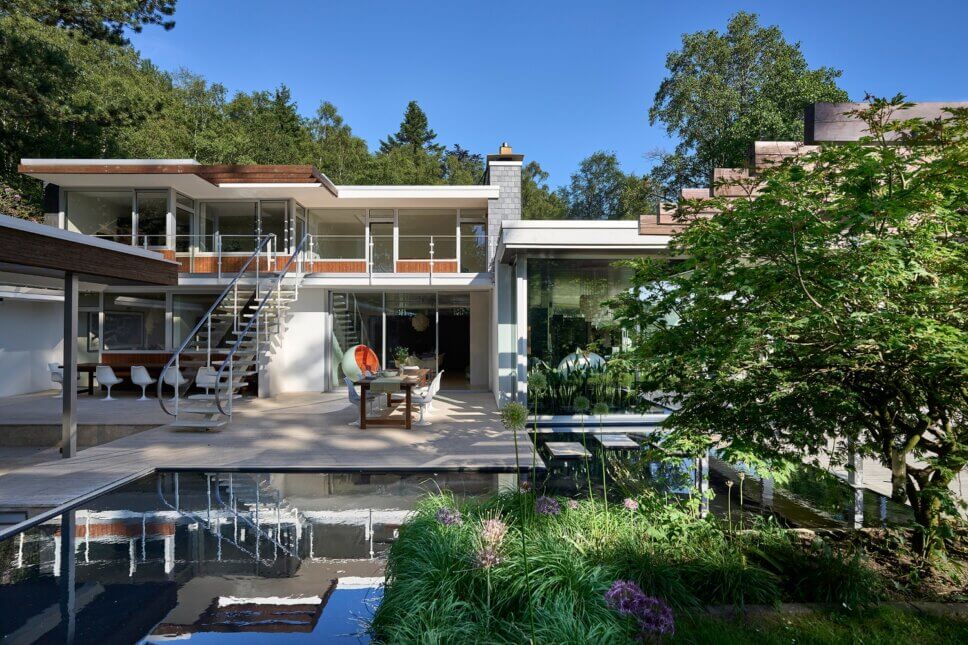 Moderne Villa aus den 60er Jahren mit großer Terrasse und Garten