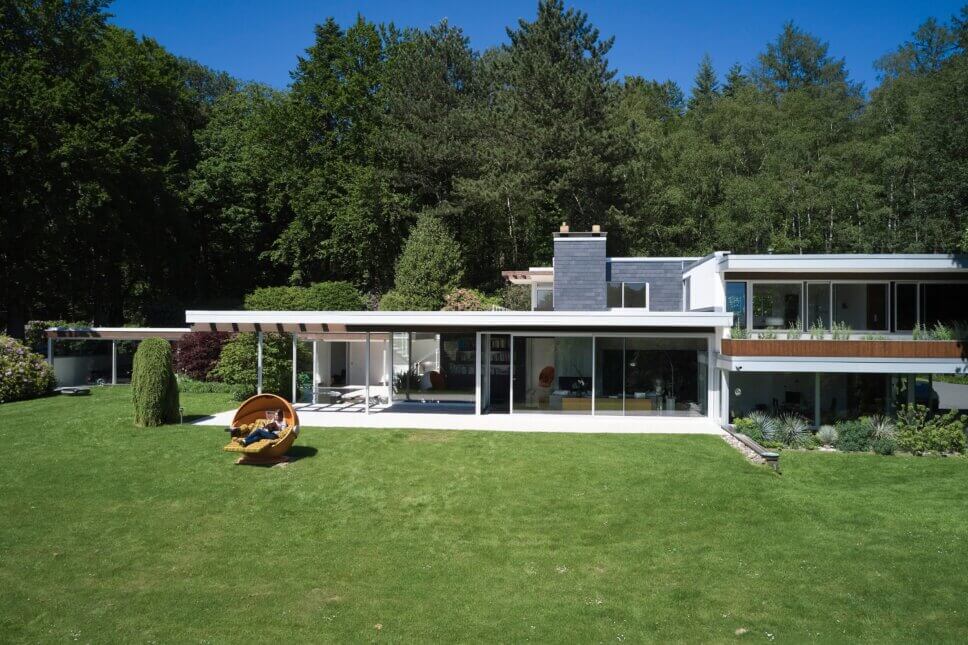 Moderne Villa aus den 60er Jahren mit großer Terrasse und Garten