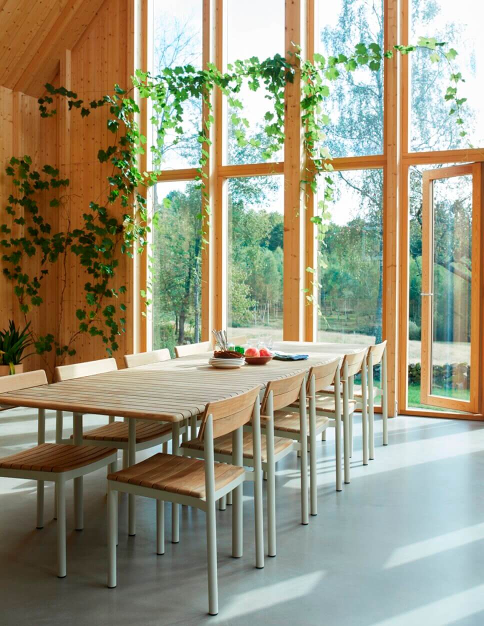 Modern eingerichtetes Esszimmer mit raumhohen fenstern