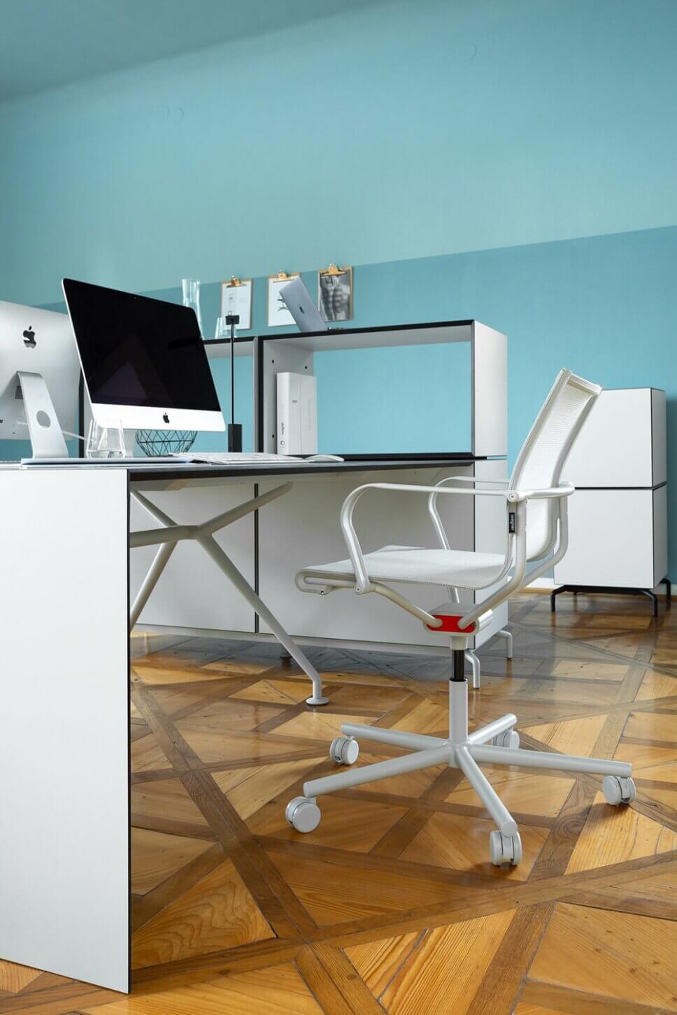 Modern eingerichtetes Home-Office mit Schreibtisch und Stuhl