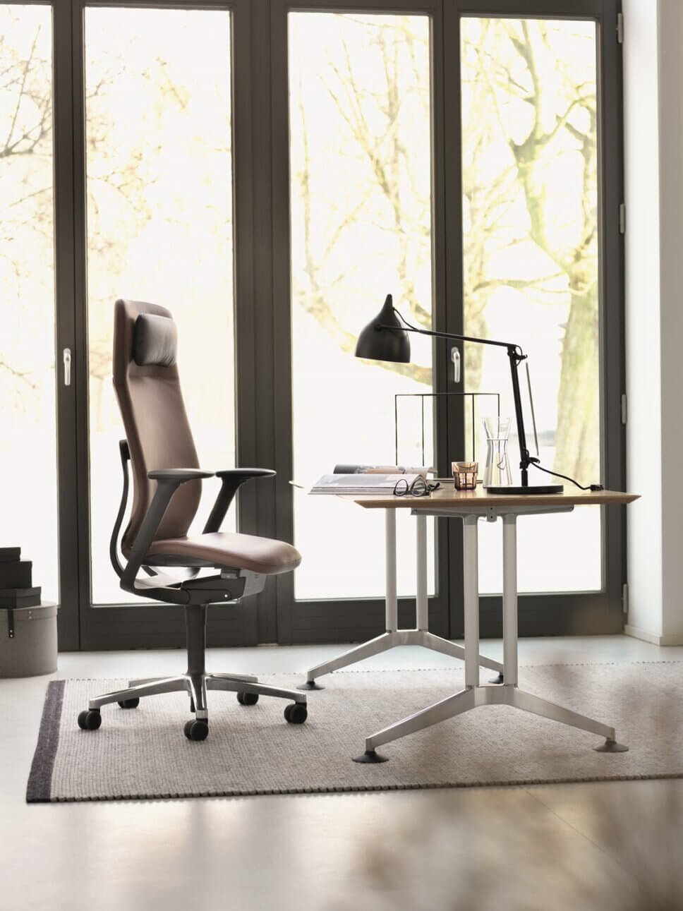 Modern eingerichtetes Home-Office mit Schreibtisch und Stuhl