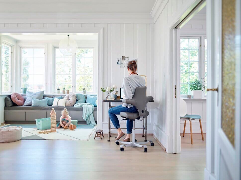 Modern eingerichtetes Home-Office mit Schreibtisch und Stuhl