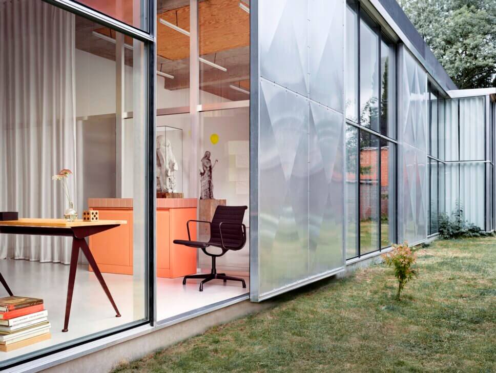 Modern eingerichtetes Home-Office mit Schreibtisch und Stuhl