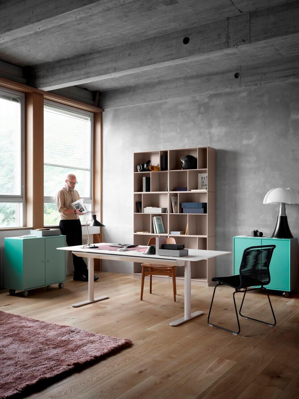 Modern eingerichtetes Home-Office mit Schreibtisch und Stuhl