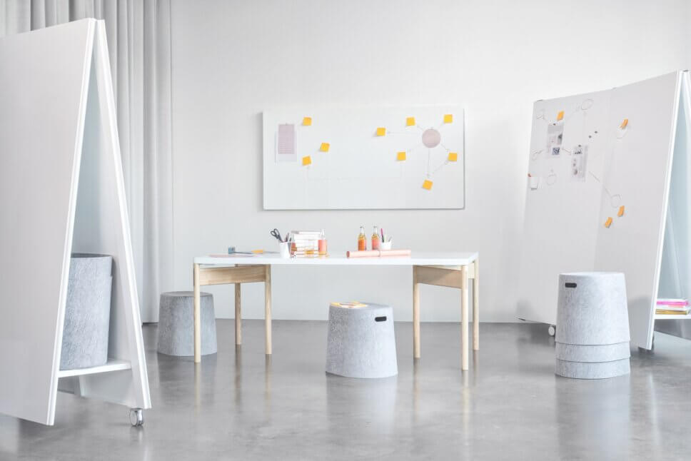 Modern eingerichtetes Home-Office mit Schreibtisch und Stuhl