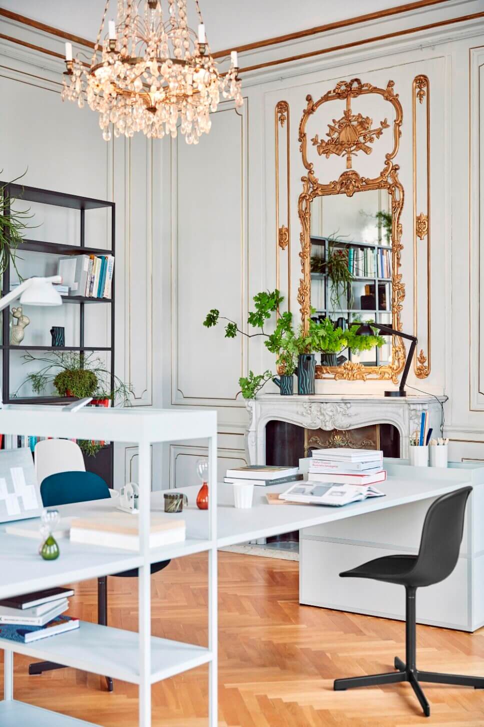 Modern eingerichtetes Home-Office mit Schreibtisch und Stuhl