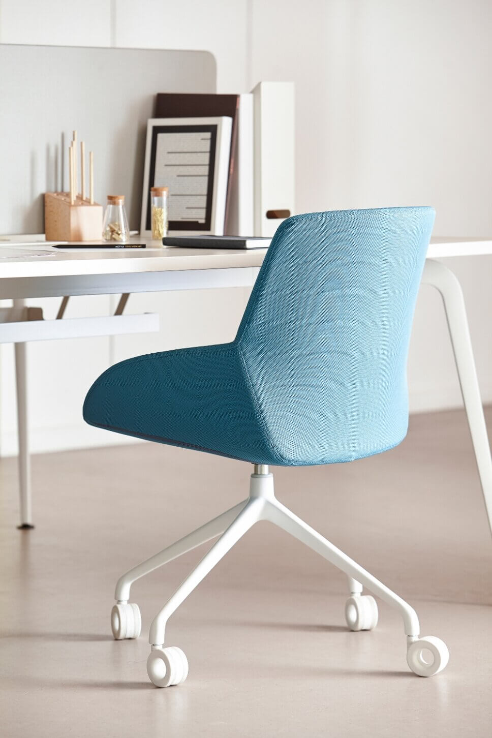 Modern eingerichtetes Home-Office mit Schreibtisch und Stuhl