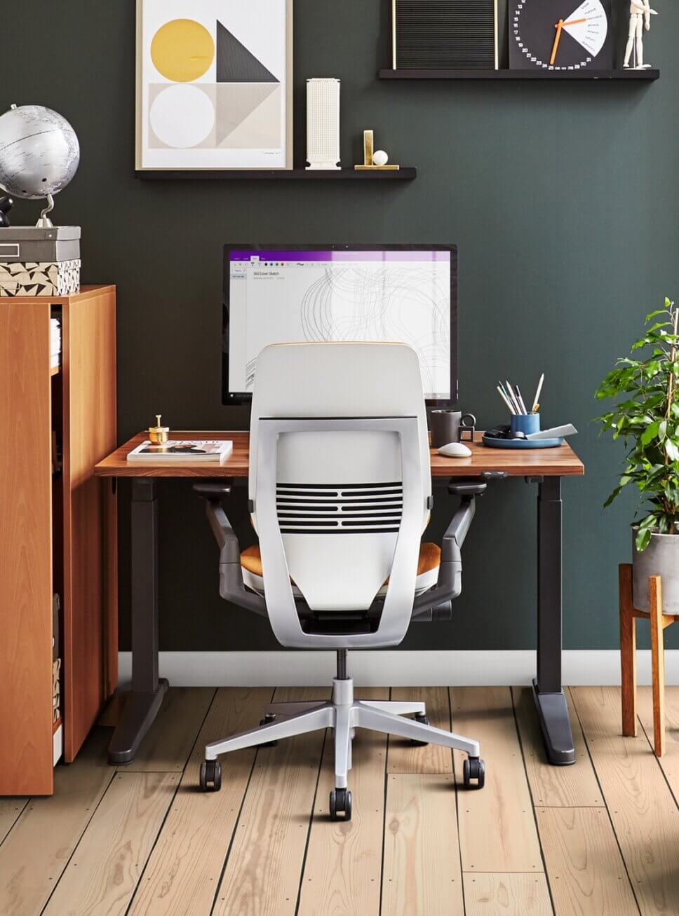 Modern eingerichtetes Home-Office mit Schreibtisch und Stuhl