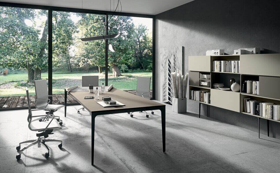 Modern eingerichtetes Home-Office mit Schreibtisch und Stuhl