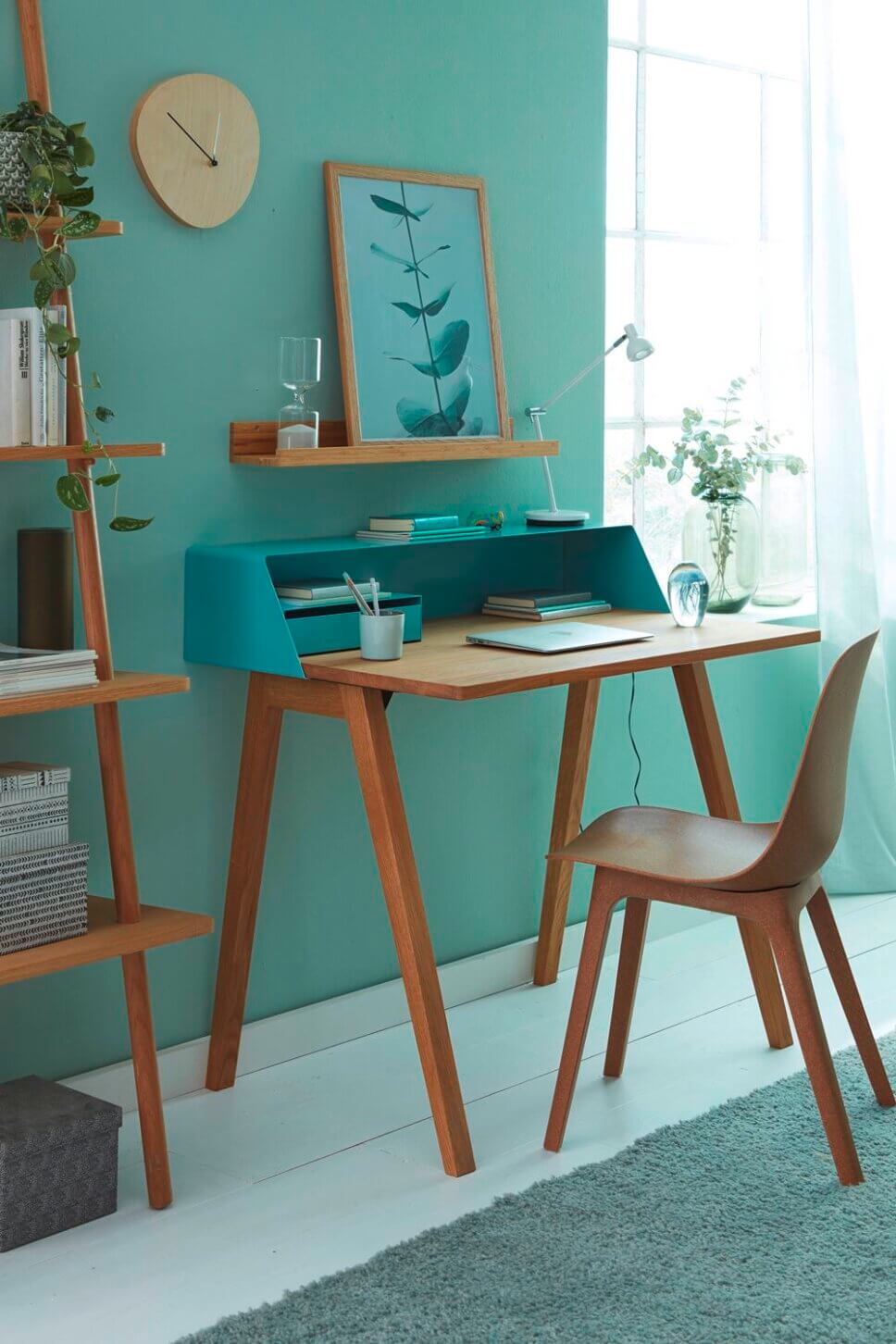 Modern eingerichtetes Home-Office mit Schreibtisch und Stuhl