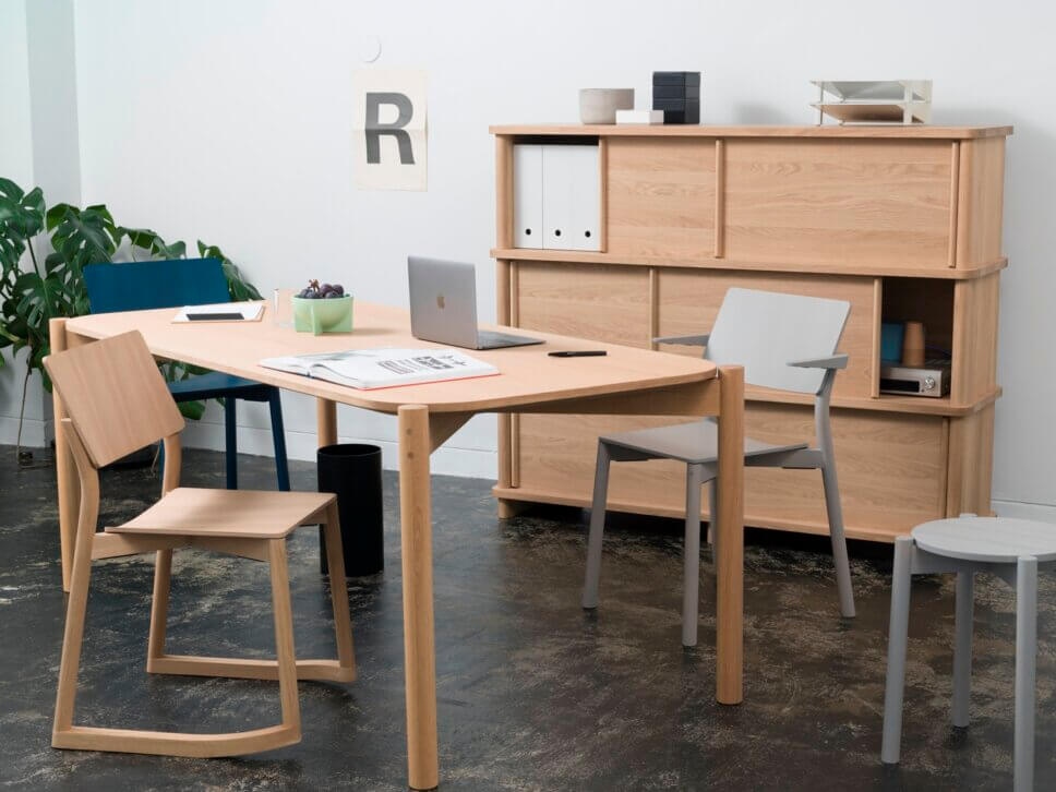 Modern eingerichtetes Home-Office mit Schreibtisch und Stuhl