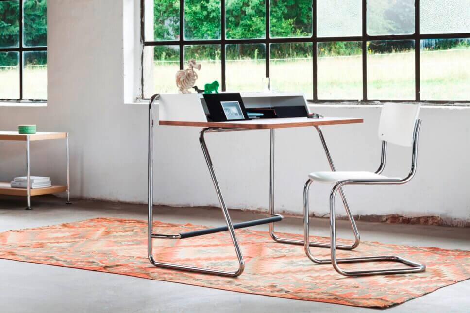 Modern eingerichtetes Home-Office mit Schreibtisch und Stuhl