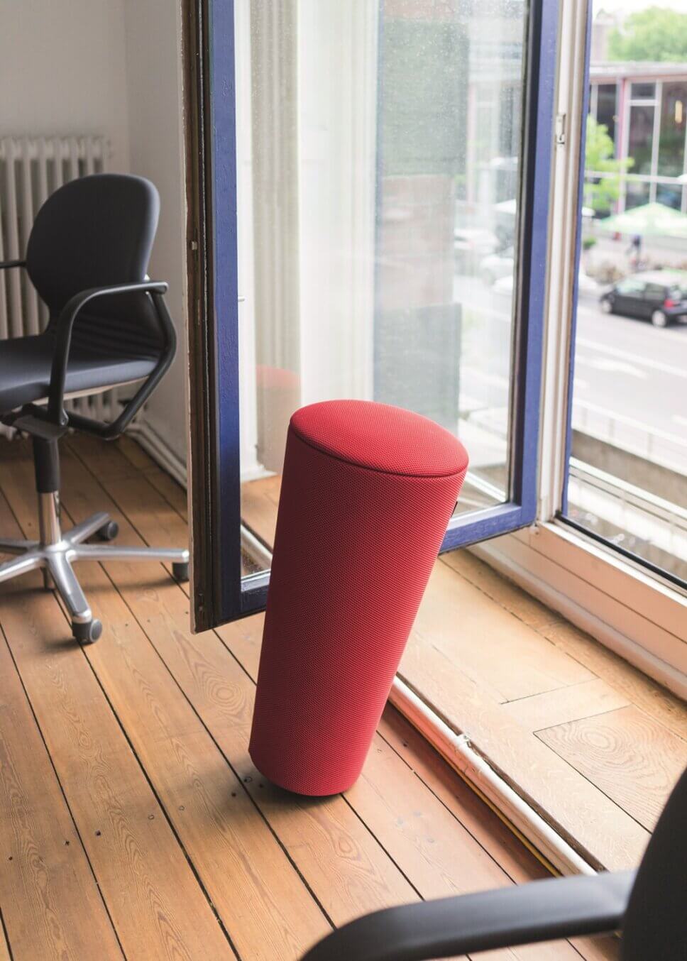 Modern eingerichtetes Home-Office mit Schreibtisch und Stuhl