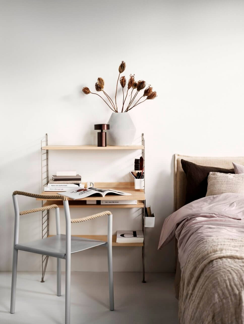 Modern eingerichtetes Home-Office mit Schreibtisch und Stuhl