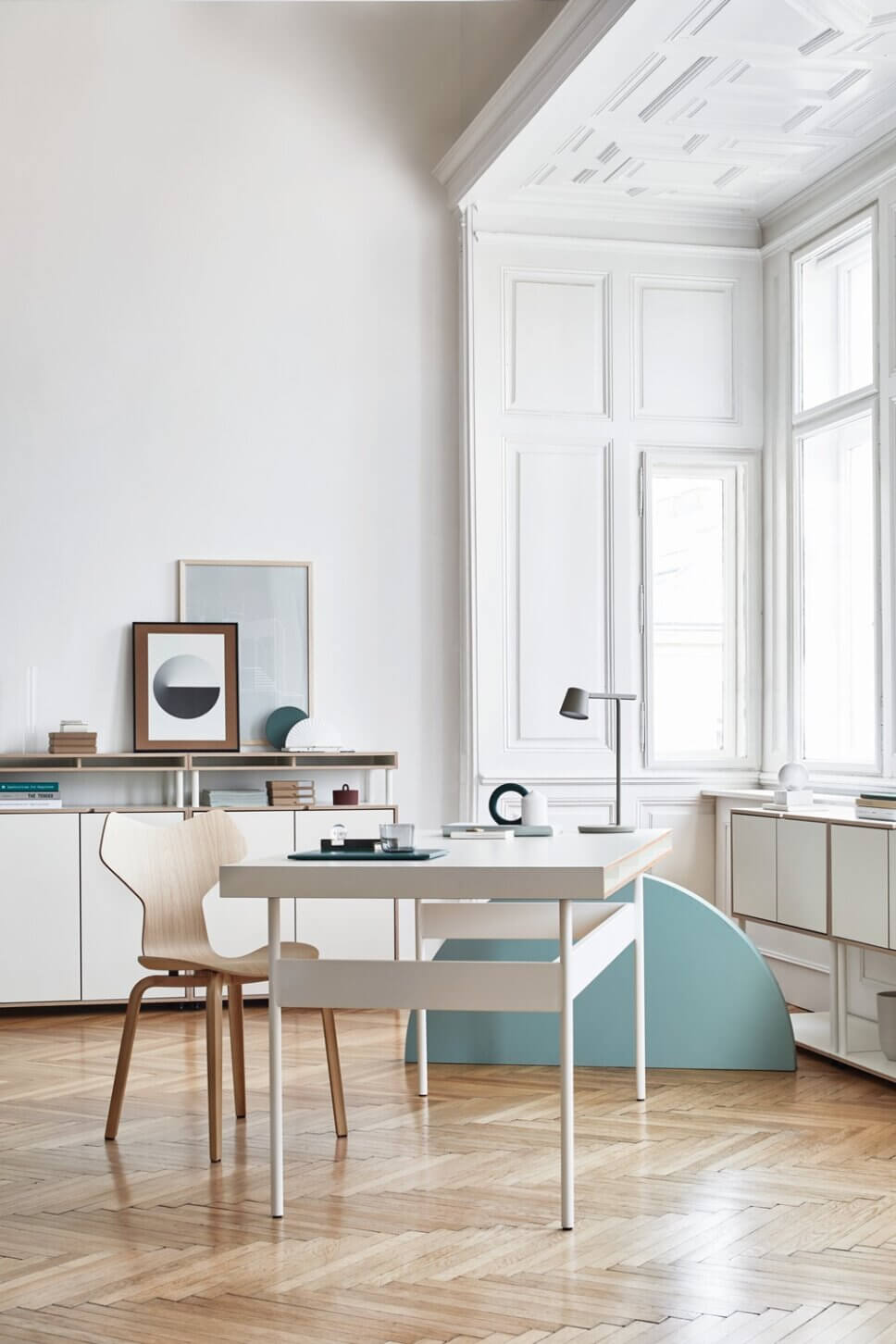 Modern eingerichtetes Home-Office mit Schreibtisch und Stuhl