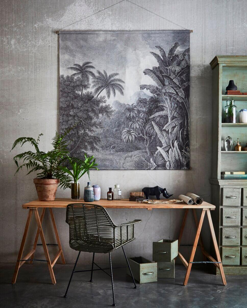 Modern eingerichtetes Home-Office mit Schreibtisch und Stuhl