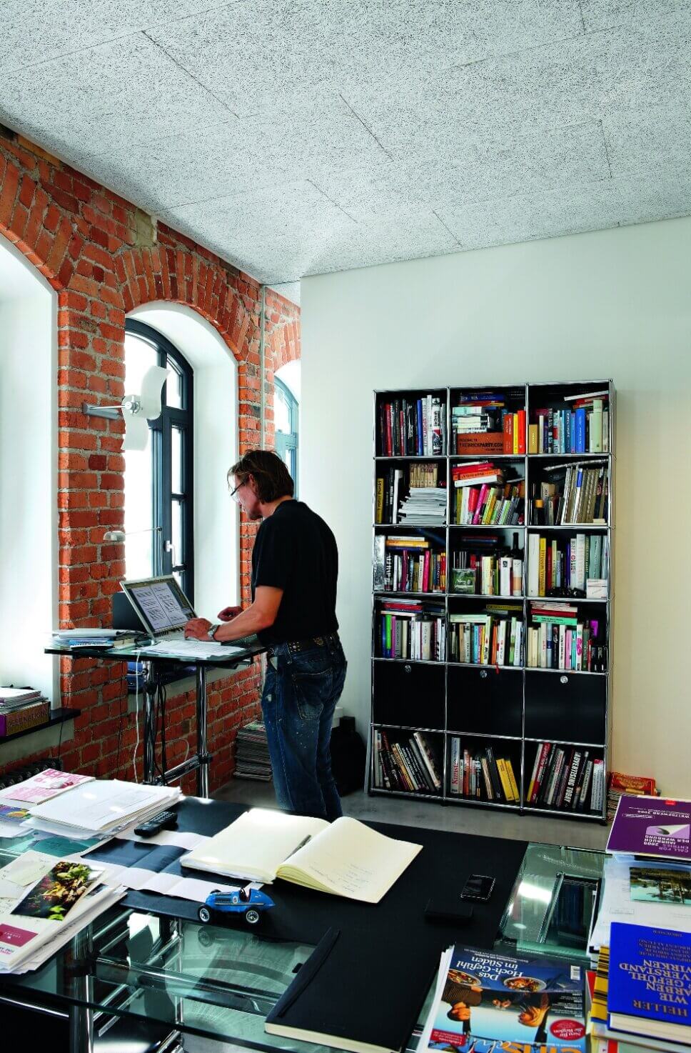 Modern eingerichtetes Home-Office mit Schreibtisch und Stuhl