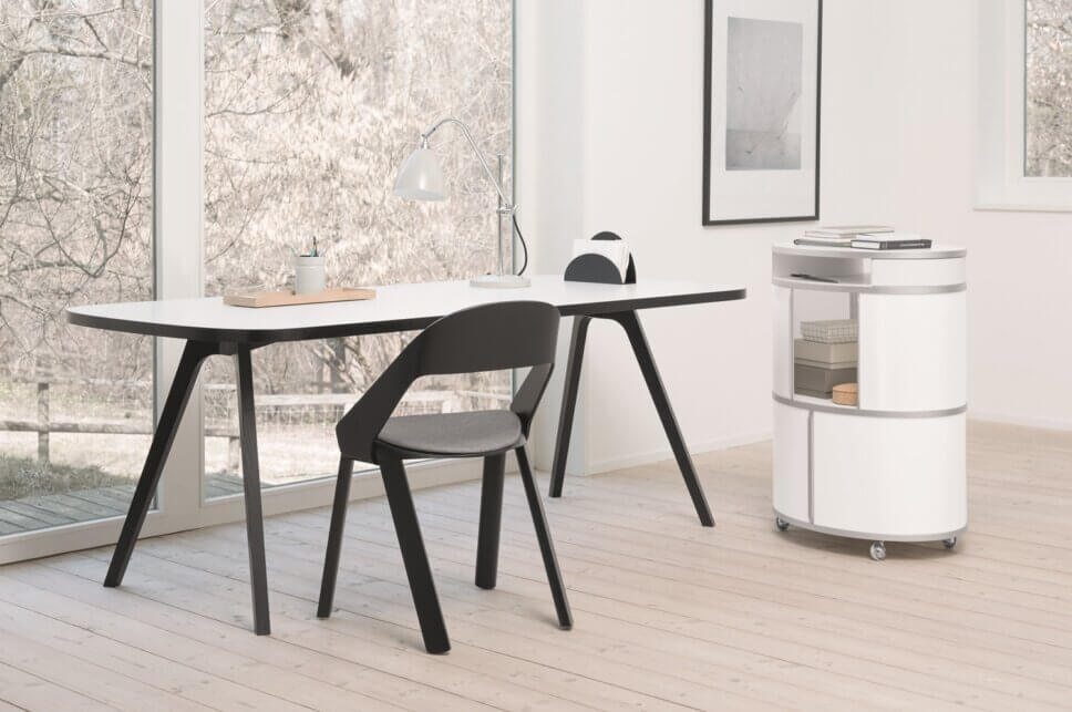 Modern eingerichtetes Home-Office mit Schreibtisch und Stuhl