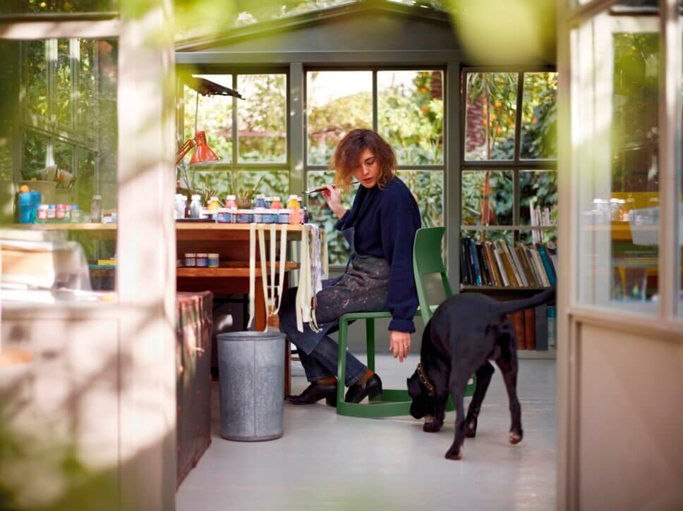 Modern eingerichtetes Home-Office mit Schreibtisch und Stuhl