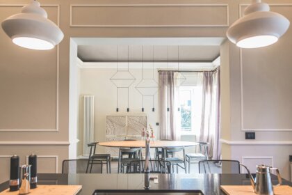 Modern eingerichtetes Esszimmer im Altbau