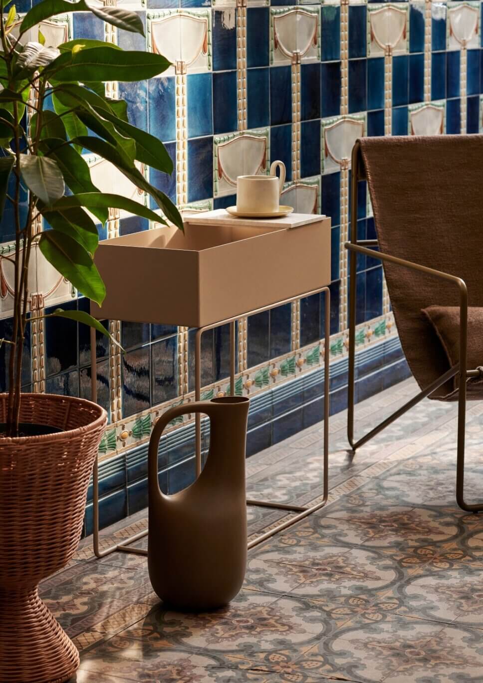 Pflanzkasten / Blumenbank dekoriert mit bepflanztem Blumentopf und Tablett