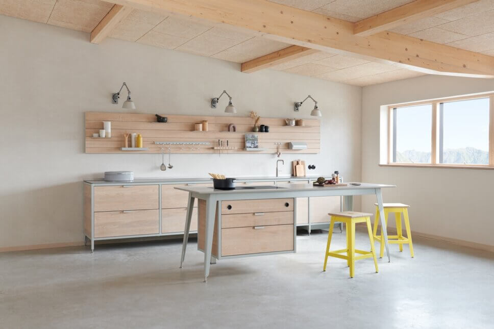 Offene modern eingerichtete Küche mit Kücheninsel