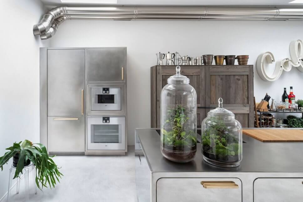 Offene modern eingerichtete Küche mt Kücheninsel