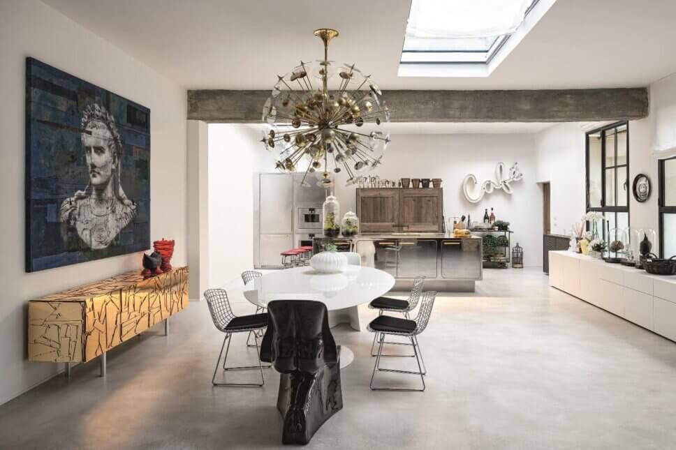 Offene modern eingerichtete Küche mt Kücheninsel