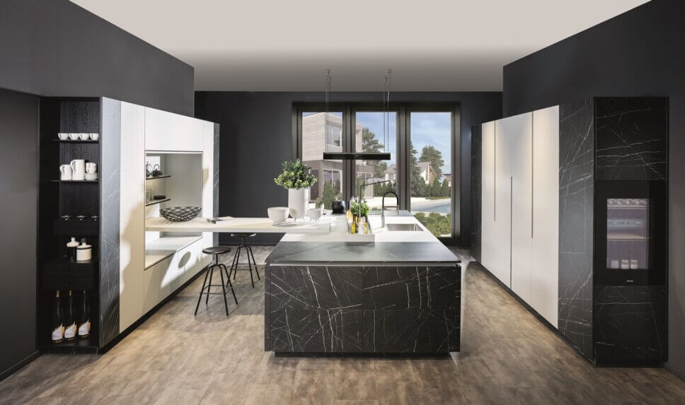 Offene modern eingerichtete Küche mt Kücheninsel